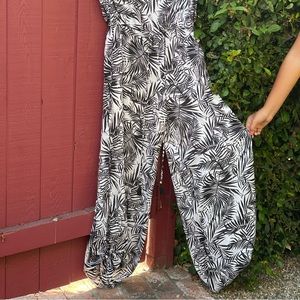 Comfy jumpsuit in black and white.   Brand is Elan and the size is medium.